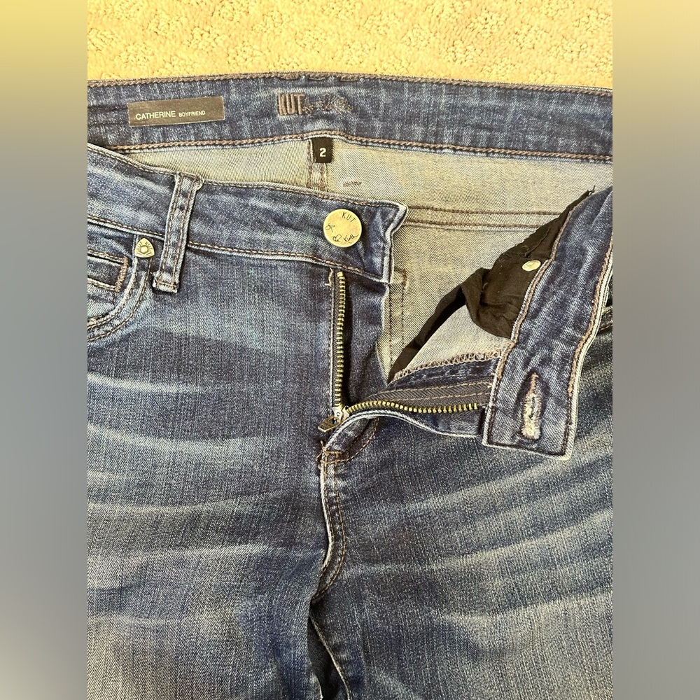 Sz 2 Kut from the Kloth Catherine Boyfriend medium wash light whisker jeans - Picture 4 of 8